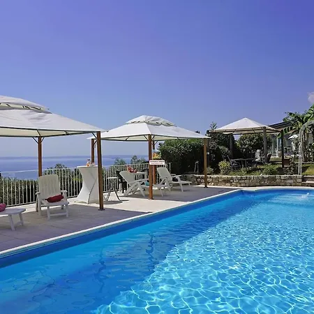 D1mora Roccoli1 - Pretty In With Pool
